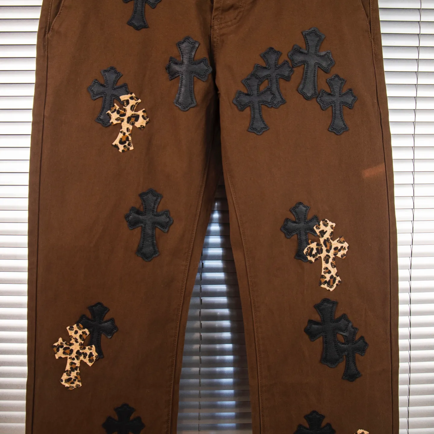 P260 Chrome Hearts | Chrome Hearts Brown Casual Cross Patched Leather Jeans - Full of exploring the ultimate in fashion, Chrome Hearts' new Chrome Hearts pants cleverly integrate camouflage cross, camouflage cross and other elements to break traditional boundaries. Mattyboy's clever fusion of overalls and khaki jeans, the same style, brings endless matching inspiration to fashionistas! Whether it is daily wear or a trendy try, these pants can bring you an excellent fashion experience. Style number: 1754# Color: casual brown Size: 28 30 32 34